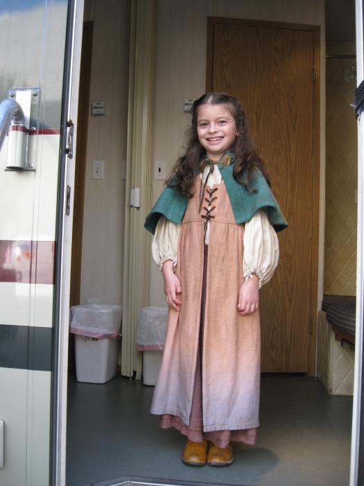 Dalila Bela در صحنه فیلم سینمایی گردش شنل قرمزی