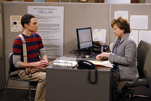 یاردلی اسمیت در صحنه سریال تلویزیونی تئوری بیگ بنگ به همراه جیمز پارسونز