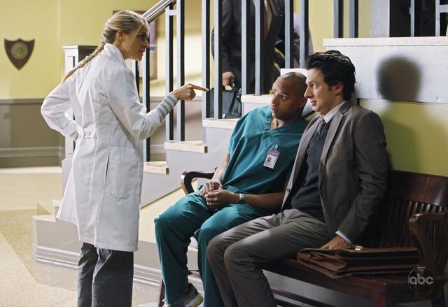 Eliza Coupe در صحنه سریال تلویزیونی اسکرابز به همراه Donald Faison و زاک براف