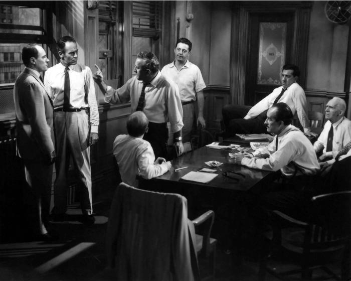 لی جی. کاب در صحنه فیلم سینمایی 12 مرد خشمگین به همراه جورج واسکوچ، جک کلاگمن، جوزف سوینی، ای. جی. مارشال، هنری فوندا و ادوارد بینز
