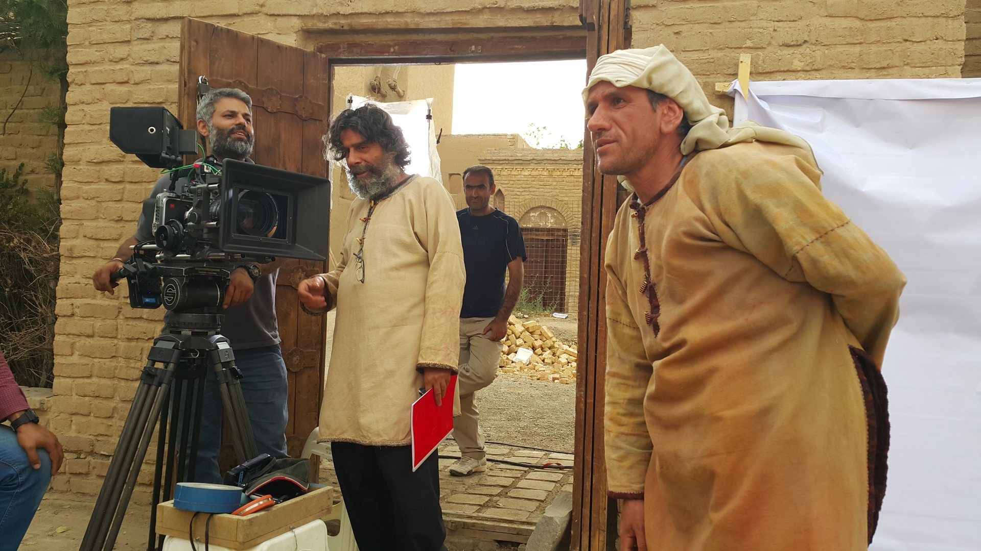 تصویری از ابوالقاسم کوشا، بازیگر سینما و تلویزیون در حال بازیگری سر صحنه یکی از آثارش