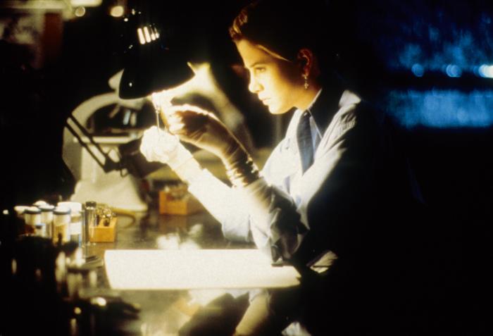 Mira Sorvino در صحنه فیلم سینمایی حشرات جهنمی