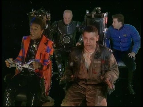 Danny John-Jules در صحنه سریال تلویزیونی Red Dwarf به همراه Robert Llewellyn، Chris Barrie و Craig Charles