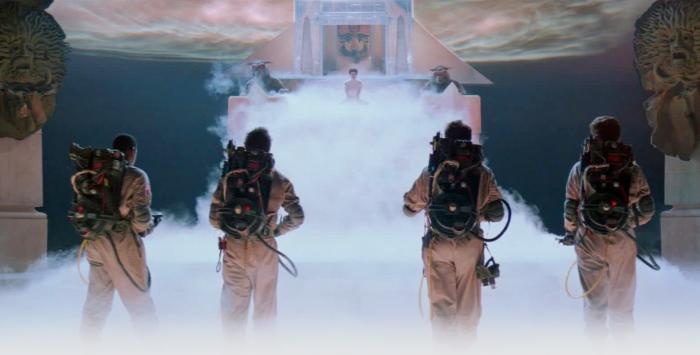 هارولد رمیس در صحنه فیلم سینمایی شکارچیان ارواح به همراه بیل مورای، دن اکروید، اسلاویتزا یوان و ارنی هادسون