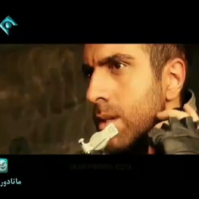 تصویری از پولاد کیمیایی، بازیگر و کارگردان سینما و تلویزیون در حال بازیگری سر صحنه یکی از آثارش