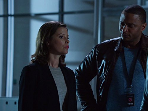 آدری مری اندرسون در صحنه سریال تلویزیونی پیکان به همراه دیوید رمزی