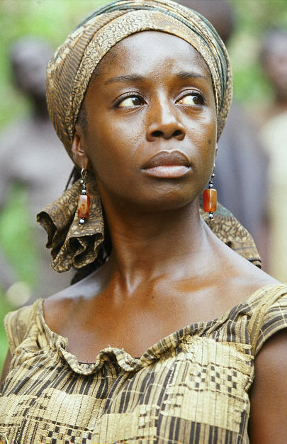 Akosua Busia در صحنه فیلم سینمایی اشک های خورشید