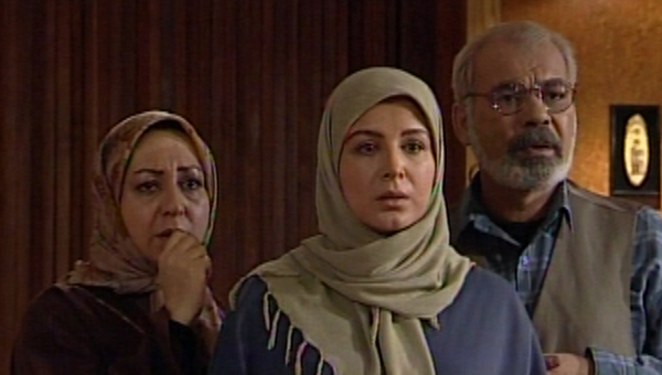 مریم سعادت در صحنه سریال تلویزیونی رستوران خانوادگی به همراه شهره سلطانی و رضا خندان