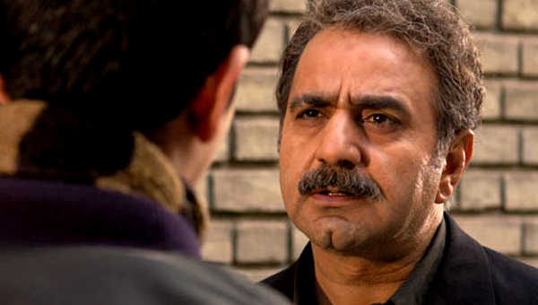 پرویز پرستویی در صحنه سریال تلویزیونی زیر تیغ
