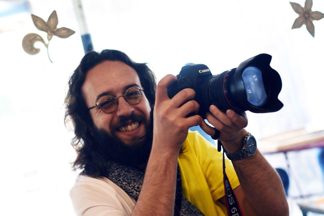 تصویری از بهادر فتاح طاری، عکاس و تدوینگر سینما و تلویزیون در حال بازیگری سر صحنه یکی از آثارش