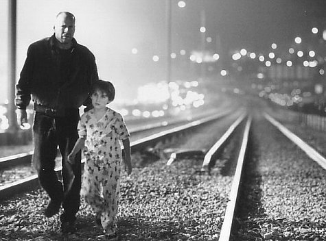 Miko Hughes در صحنه فیلم سینمایی رمز مرکوری به همراه بروس ویلیس