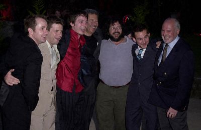 Dominic Monaghan در صحنه فیلم سینمایی ارباب حلقه ها: یاران حلقه به همراه بیلی بوید، پیتر جکسون، شان آستین، Robert Shaye و الیجاه وود
