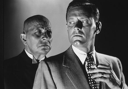 Erich von Stroheim در صحنه فیلم سینمایی بلوار سانست به همراه ویلیام هولدن