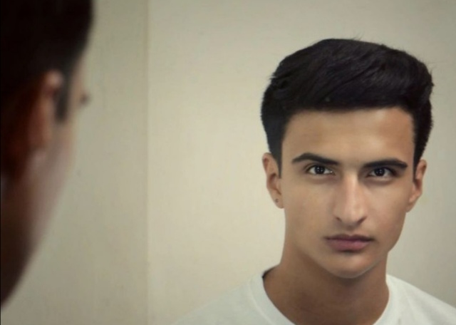 تصویری از صالح شعبانلو، چهره‌پرداز و بازیگر سینما و تلویزیون در پشت صحنه یکی از آثارش