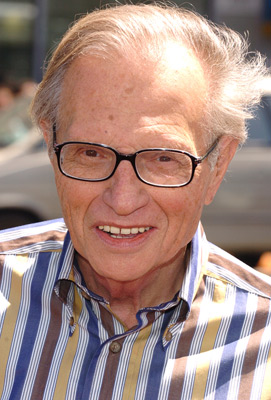 Larry King در صحنه فیلم سینمایی چارلی و کارخانه شکلات سازی