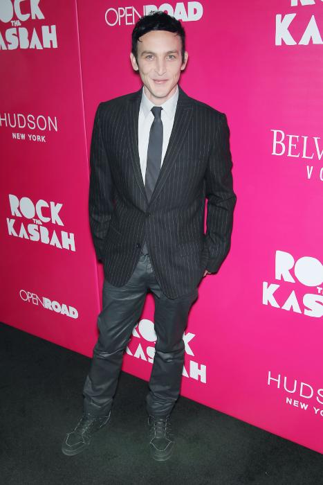 Robin Lord Taylor در صحنه فیلم سینمایی قصبه را بلرزان