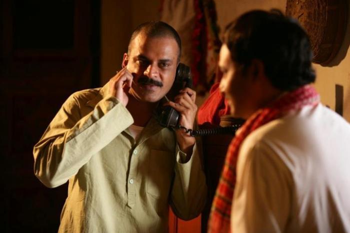 Manoj Bajpayee در صحنه فیلم سینمایی Gangs of Wasseypur به همراه Piyush Mishra