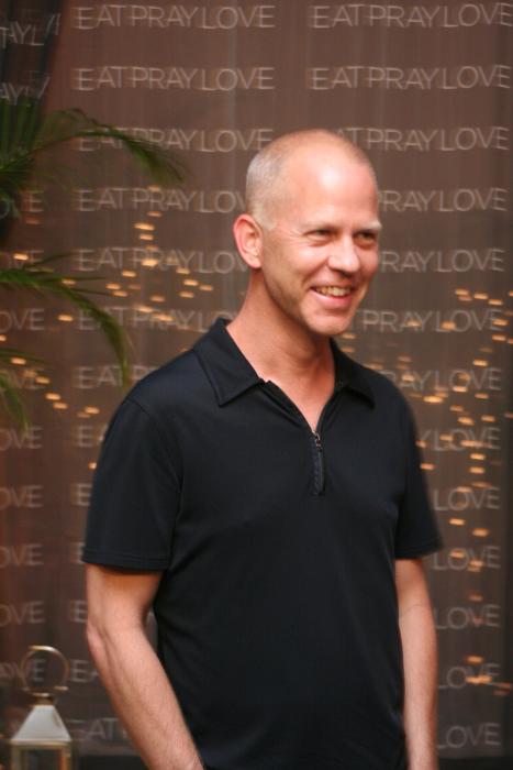 Ryan Murphy در صحنه فیلم سینمایی بخور، عبادت کن و عشق بورز