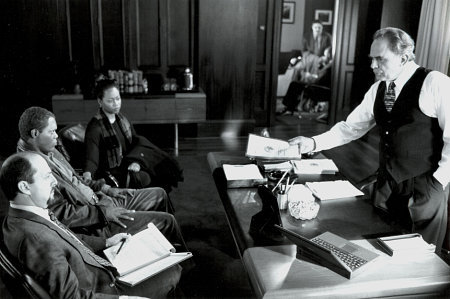Regina Taylor در صحنه فیلم سینمایی مذاکره کننده به همراه Gene Wolande، ساموئل ال. جکسون و Jack Shearer