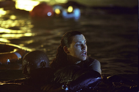 جولیانا مارگولیس در صحنه فیلم سینمایی کشتی ارواح به همراه Isaiah Washington