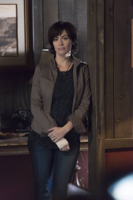 Maggie Siff در صحنه سریال تلویزیونی فرزندان آشوب