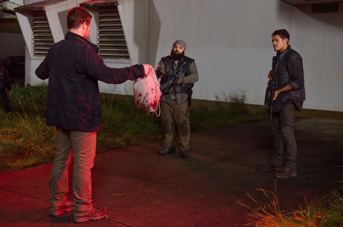 Ian Casselberry در صحنه سریال تلویزیونی مردگان متحرک به همراه Jeremy Palko و Carlos Aviles