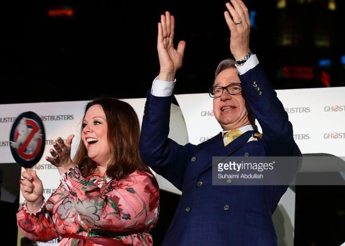 Paul Feig در صحنه فیلم سینمایی شکارچیان ارواح به همراه ملیسا مک کارتی