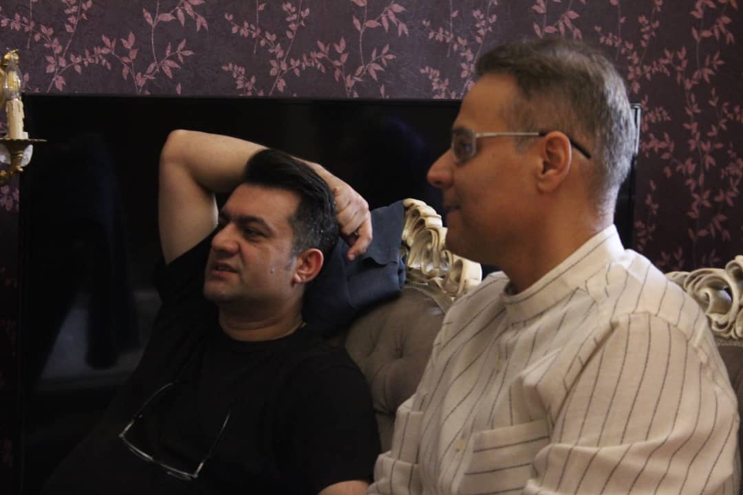 تصویری از امیر کرم یزدی، کارگردان و نویسنده سینما و تلویزیون در پشت صحنه یکی از آثارش