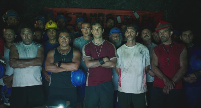 ماریو کاساس در صحنه فیلم سینمایی 33 نفر به همراه آنتونیو باندراس، لو دایموند فیلیپس و خوان پابلو رابا