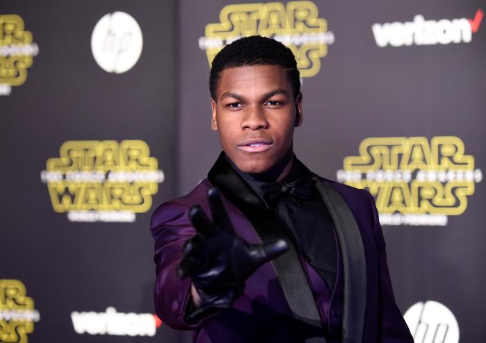 جان بویگا در صحنه فیلم سینمایی جنگ ستارگان: بیداری نیرو