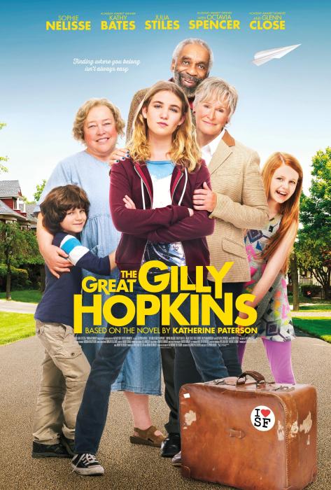 Clare Foley در صحنه فیلم سینمایی The Great Gilly Hopkins به همراه گلن کلوز، کتی بیتس، Zachary Hernandez، بیل کوبس و Sophie Nélisse