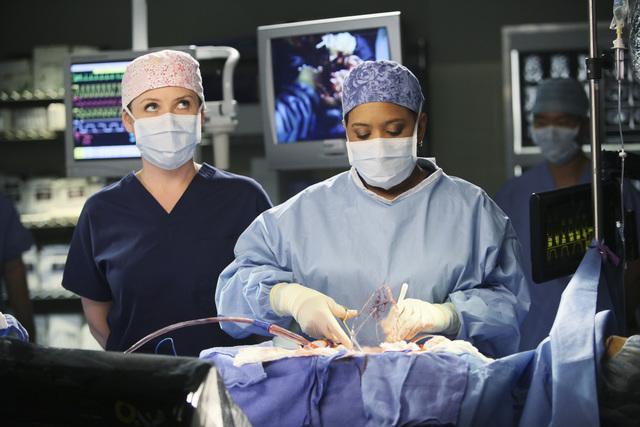 Chandra Wilson در صحنه سریال تلویزیونی آناتومی گری