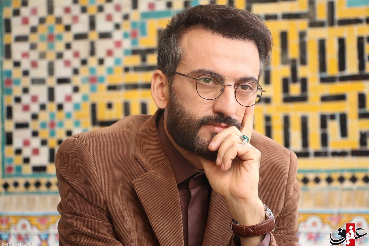 تصویری از سید علیرضا قوامی، مجری سینما و تلویزیون در حال بازیگری سر صحنه یکی از آثارش