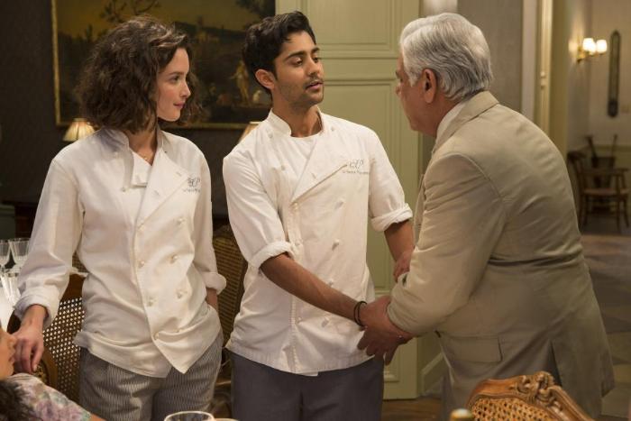 Om Puri در صحنه فیلم سینمایی سفر صد پایی به همراه Manish Dayal و شارلوت ل بن