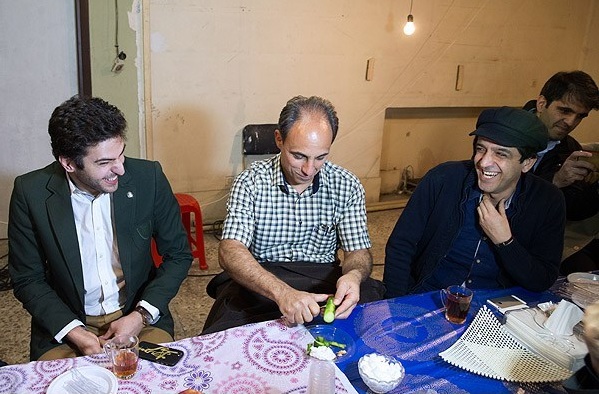 علی ضیاء در پشت صحنه سریال تلویزیونی پادری به همراه مجید یاسر