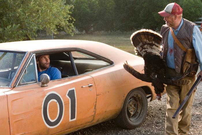 Barry Corbin در صحنه فیلم سینمایی دوک های هازارد به همراه Seann William Scott