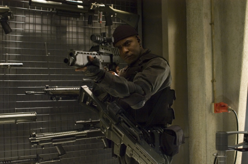 Razaaq Adoti در صحنه فیلم سینمایی نابودی