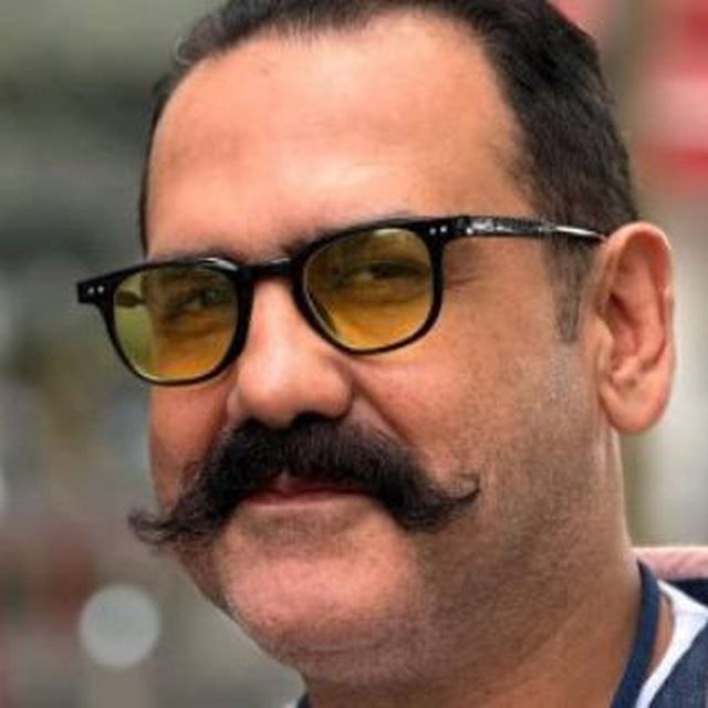 تصویری از محمد امین، بازیگر سینما و تلویزیون در پشت صحنه یکی از آثارش