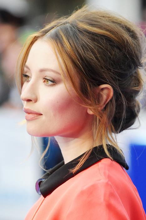 Emily Browning در صحنه فیلم سینمایی افسانه