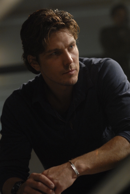 Michael Trucco در صحنه سریال تلویزیونی ناوبر فضایی گالاکتیک