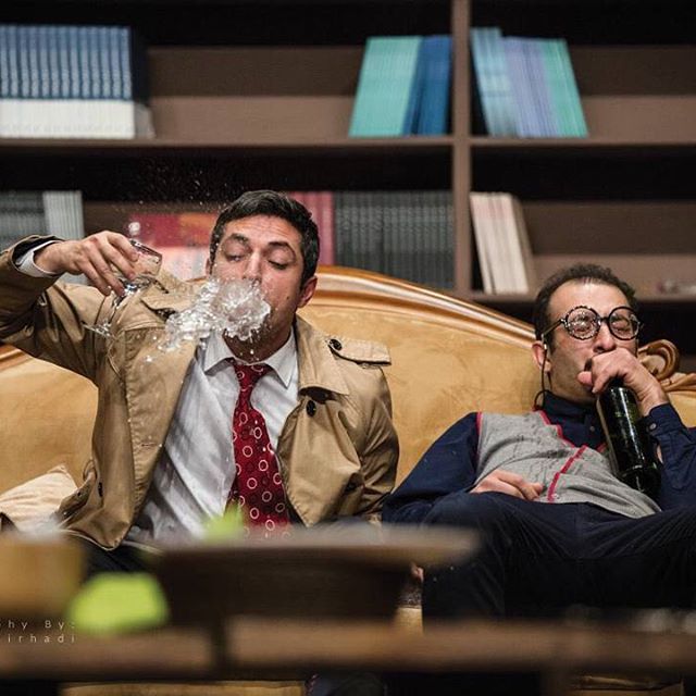 تصویری از حسین امیدی، بازیگر سینما و تلویزیون در حال بازیگری سر صحنه یکی از آثارش