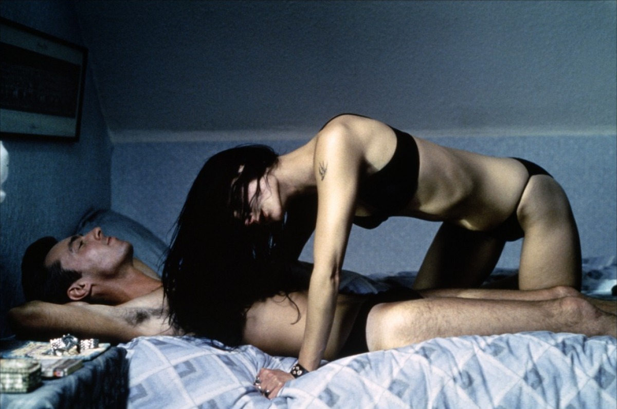 کاترین کارتلیج در صحنه فیلم سینمایی Naked به همراه Greg Cruttwell