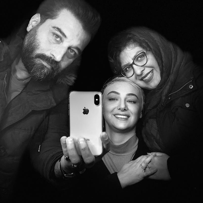 تصویری از محسن دارسنج، طراح گریم و چهره‌پرداز سینما و تلویزیون در پشت صحنه یکی از آثارش به همراه زهرا صمدی