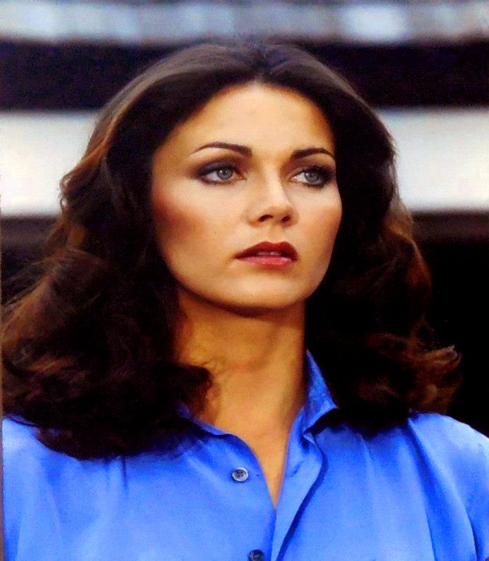 Lynda Carter در صحنه سریال تلویزیونی Wonder Woman