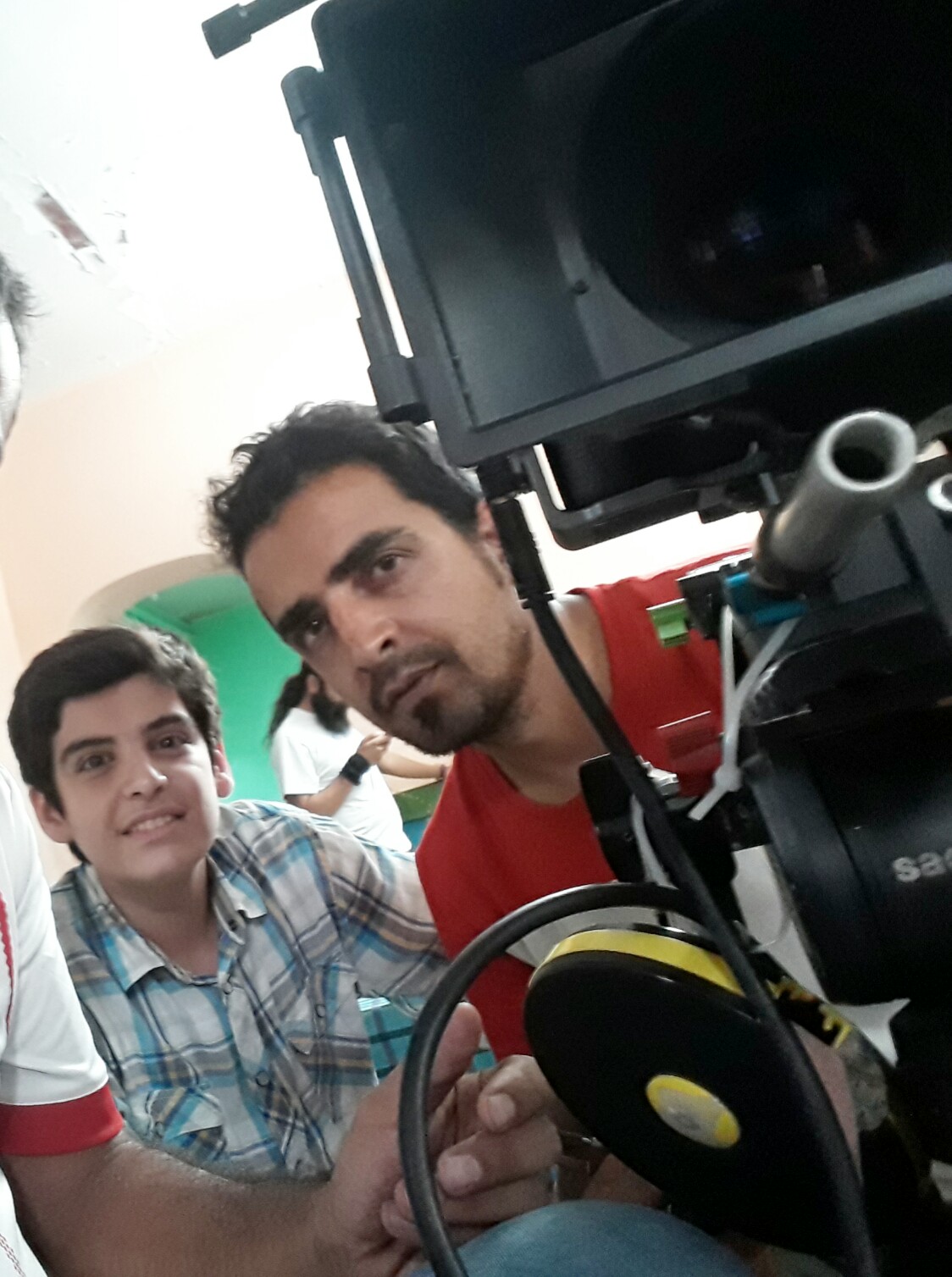 تصویری از میثم سخایی، گروه فیلمبرداری و فیلمبردار سینما و تلویزیون در حال بازیگری سر صحنه یکی از آثارش