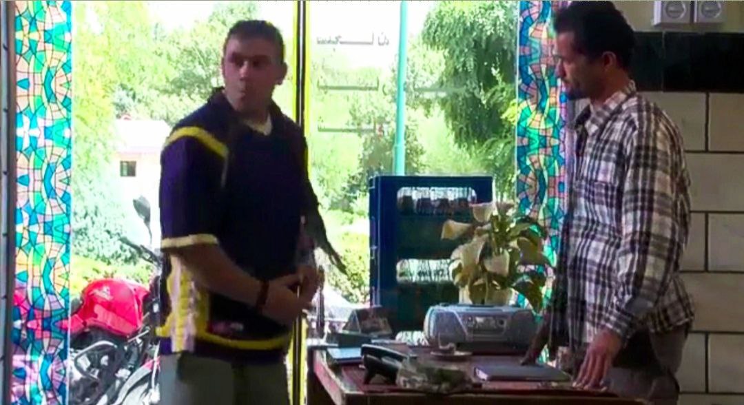 تصویری از مهدی حدادی، بازیگر سینما و تلویزیون در پشت صحنه یکی از آثارش