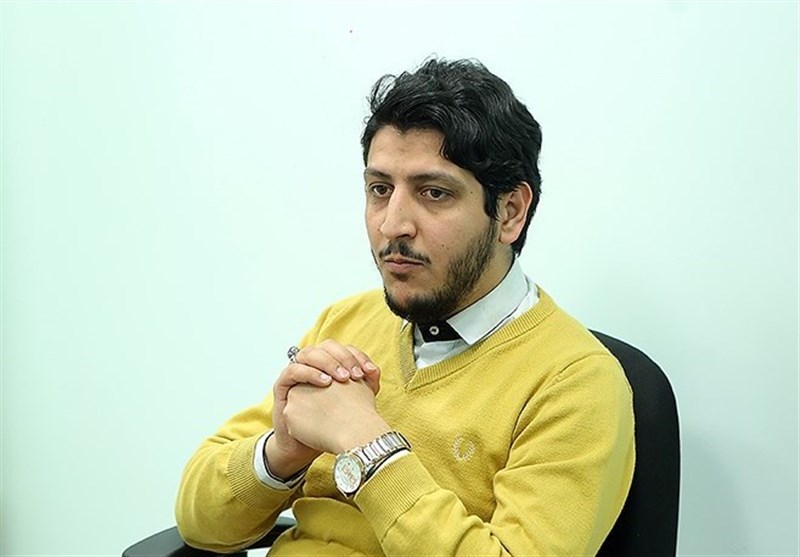 تصویری از محمد جواد موحد، مدیر تولید و تهیه کننده سینما و تلویزیون در حال بازیگری سر صحنه یکی از آثارش