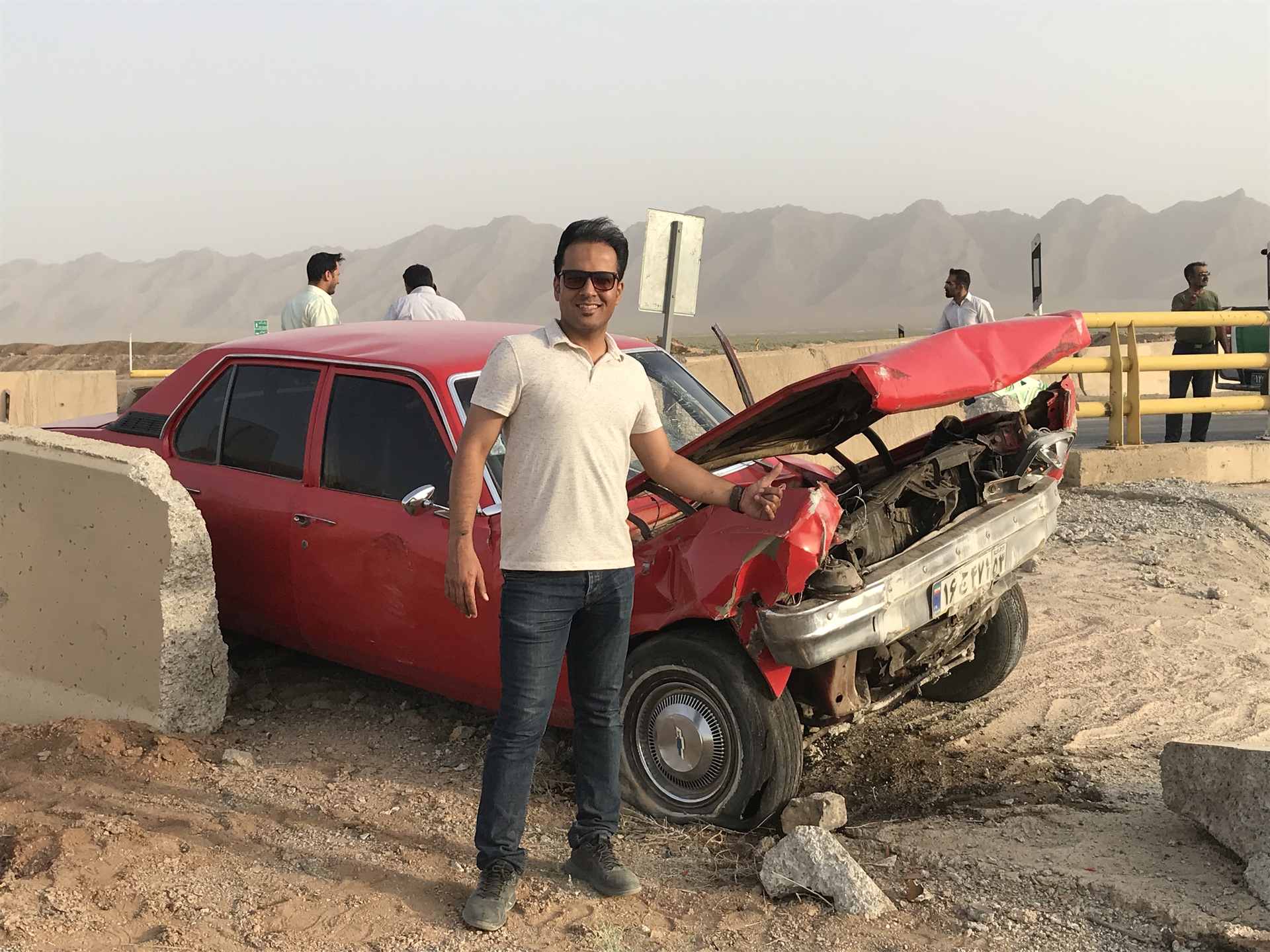 تصویری از امیر خاتم ساز، بازیگر سینما و تلویزیون در حال بازیگری سر صحنه یکی از آثارش