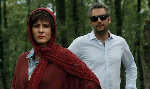 حامد کمیلی در صحنه فیلم سینمایی ایتالیا ایتالیا به همراه سارا بهرامی