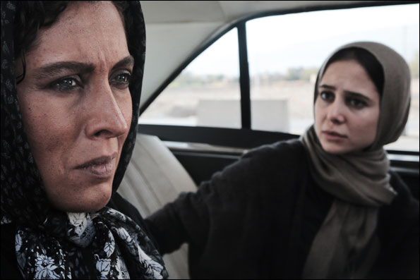 الناز حبیبی در صحنه فیلم سینمایی ناخواسته به همراه مهتاب کرامتی